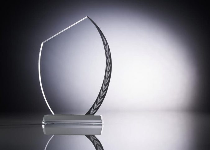 Premiações memoráveis com troféus de acrílico personalizados 
